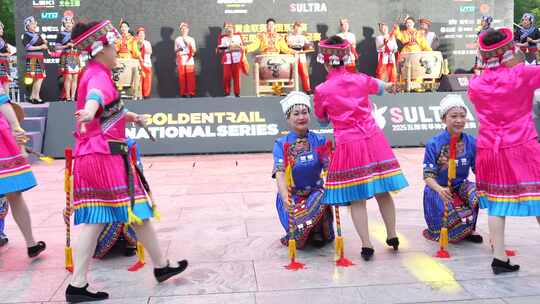 少数民族女性舞台舞蹈表演