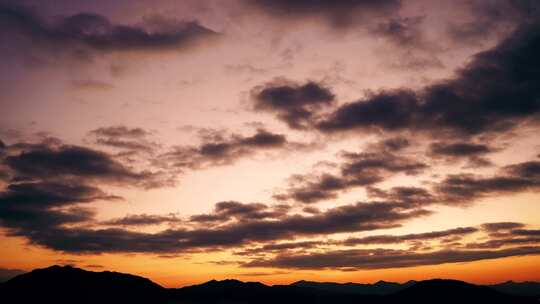 晚霞下的山峦全景