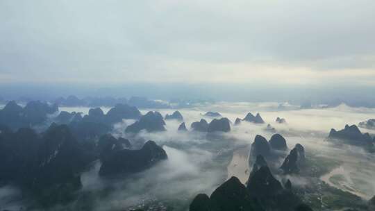 页 桂林漓江峡谷上的云雾缭绕