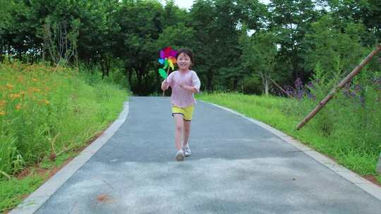 小孩子风车草地奔跑童年