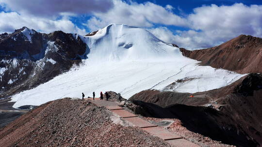 西藏拉萨当雄廓琼岗日雪山洛堆峰登山越野