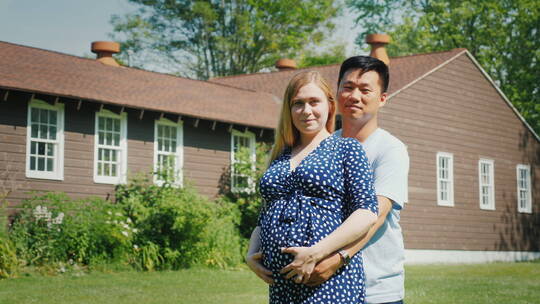 丈夫从背后拥抱亲吻自己怀孕的妻子视频素材模板下载