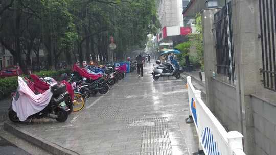 城市下雨素材雨水雨滴实拍