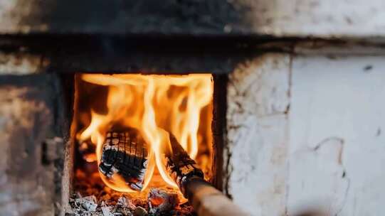 炉灶内燃烧的柴火