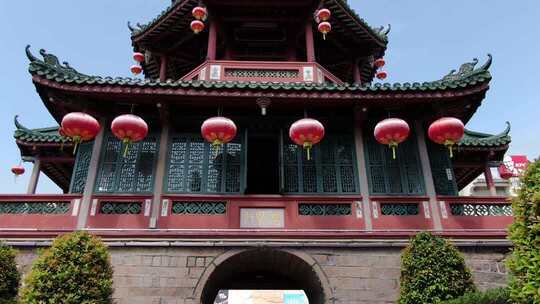 中式古建筑悬挂红灯笼