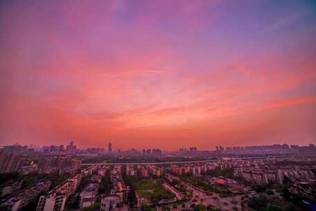 紫红色天空下的城市建筑全景