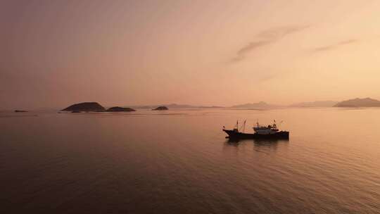 海上渔船海岛剪影滩涂日落晚霞