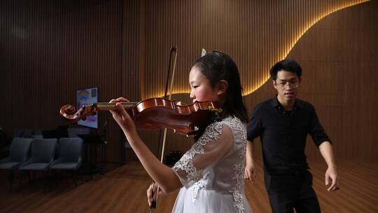 少年儿童拉小提琴音乐会