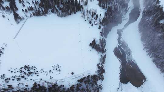 航拍新疆冬季喀纳斯河流晨雾雪山森林雪景