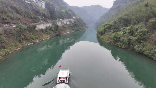 河上小船行驶两岸植被茂密