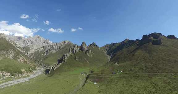 青海互助龙王山山峰草原河流蓝天航拍视频