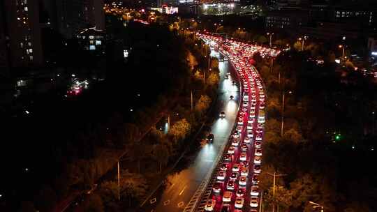 夜晚的泰城，车水马龙色彩斑斓