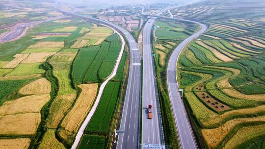 穿过青稞田的高速公路