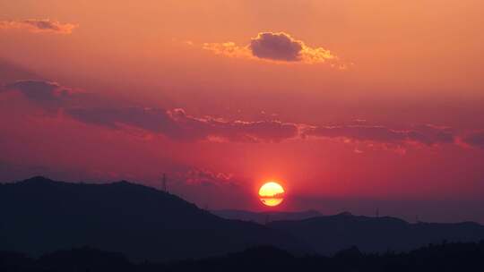 山峰日落延时唯美乡村夕阳黄昏傍晚天空云朵