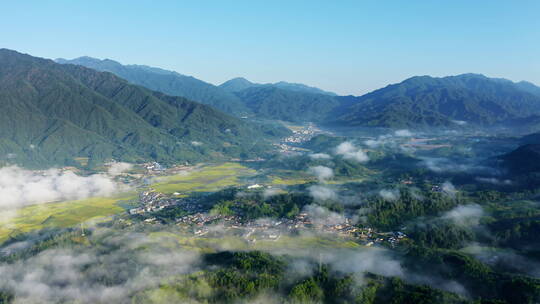 清晨乡村的田园山川云雾云海