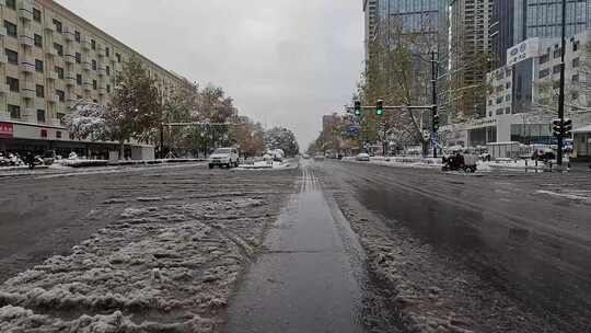 下雪后街道积雪泥泞道路素材