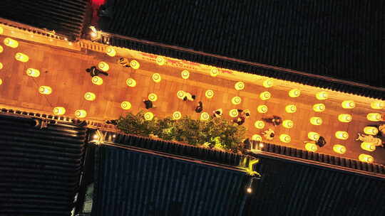 古街夜景行人与灯笼