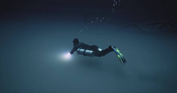 潜水员在海底潜水的水下拍摄