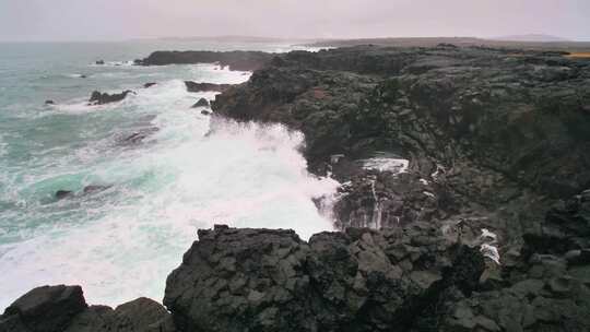 岩石海岸，巨大的海浪飞溅而过