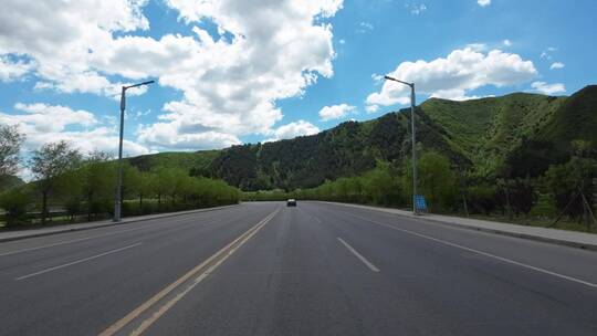 开车视角行驶在公路上  沿途风景