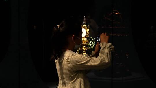参观北京故宫钟表馆展览的女孩