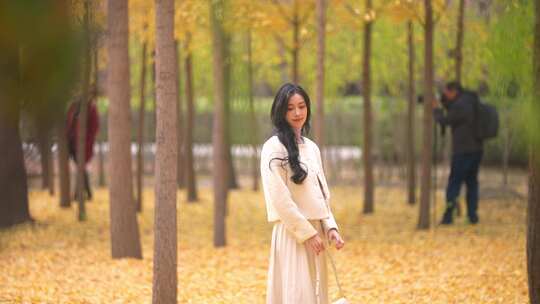 女子秋日树林漫步场景