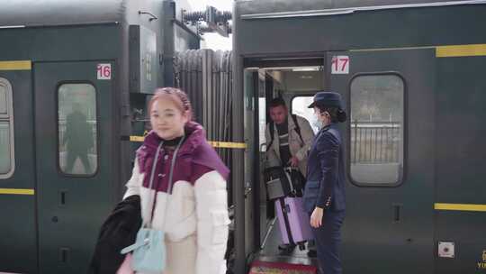 火车上男女乘客吃泡面场景