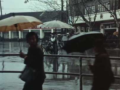 70年代老上海雨天街景历史素材