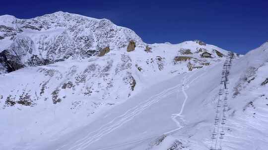 被大雪覆盖的山坡