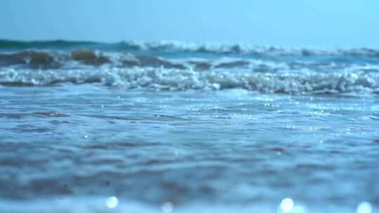 海滩和波浪慢动作的特写镜头