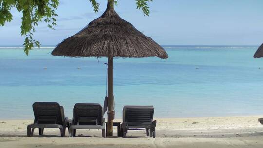热带海滩上的空木椅
