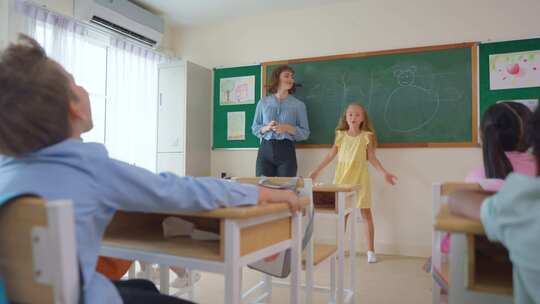 高加索女学生在学校教室前跳舞。