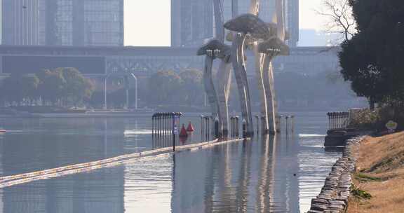 水边的现代雕塑与高楼背景