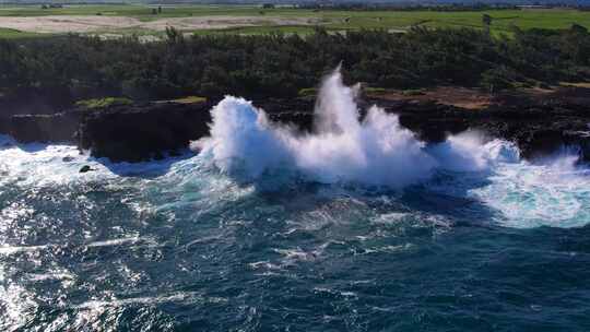 震撼壮观的大海海浪礁石海岸