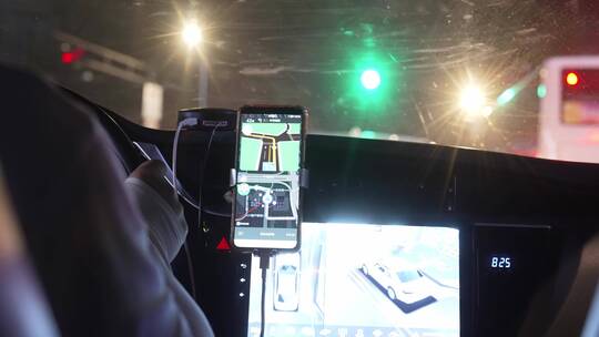 网约车司机按手机导航APP行驶在夜晚城市视频素材模板下载