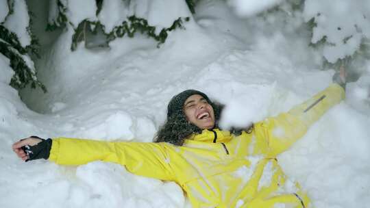 一个在雪地里玩耍的女人