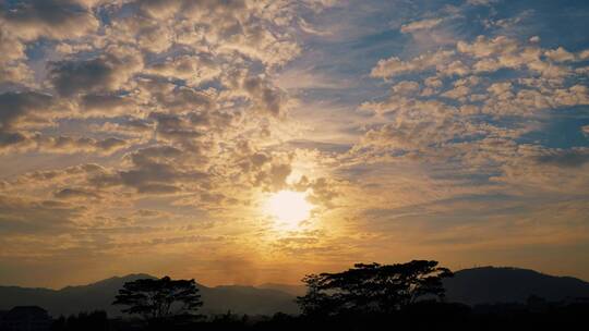 乡村日落延时黄昏山峰傍晚夕阳云朵丁达尔光