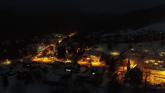 下雪天城市道路夜景航拍