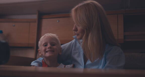 妈妈和儿子在游艇小屋