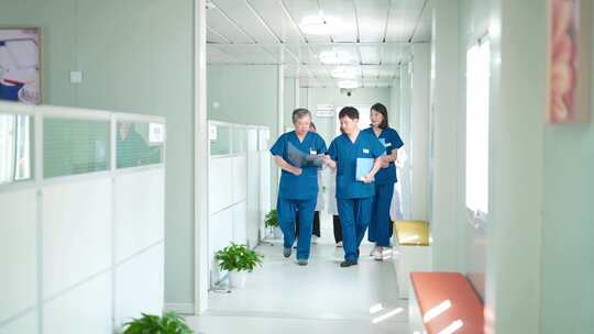 医生交流学术交流医院走廊视频素材模板下载