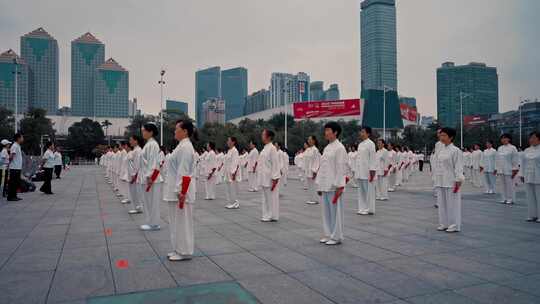 广场上练太极的中国人