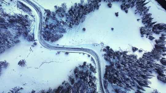 航拍新疆雪山风光