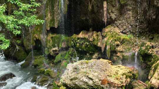 云南香格里拉普达措国家公园彩虹瀑布