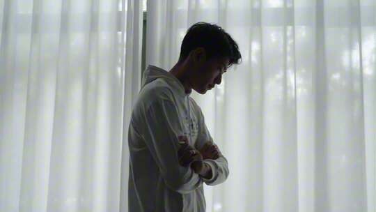 男子失业焦虑悲伤