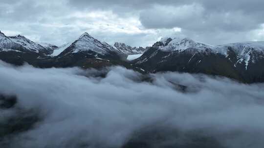 西藏那曲萨普神山耸立在云海中的雪山景观