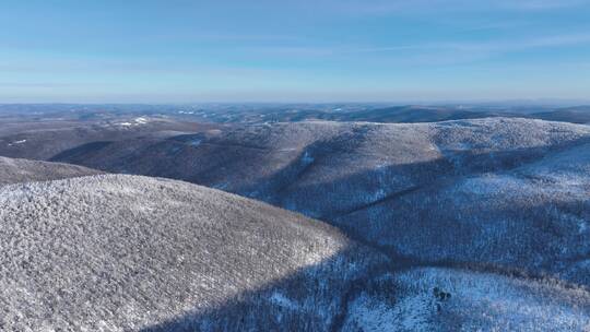 航拍逶迤山岭雪林雾凇