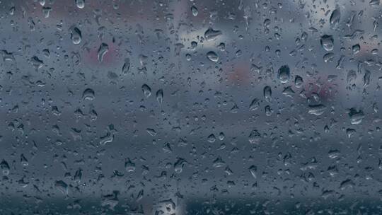 4K下雨天窗户玻璃雨滴车流
