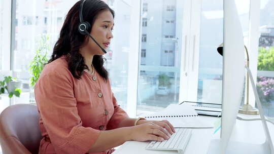 呼叫中心、文书工作和计算机上的女性客户服
