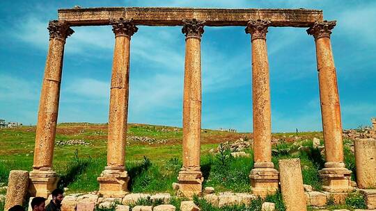 杰拉什古城的罗马石柱视频素材模板下载