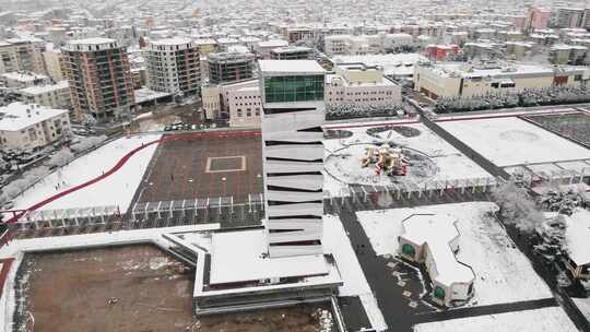 城市建筑上的雪